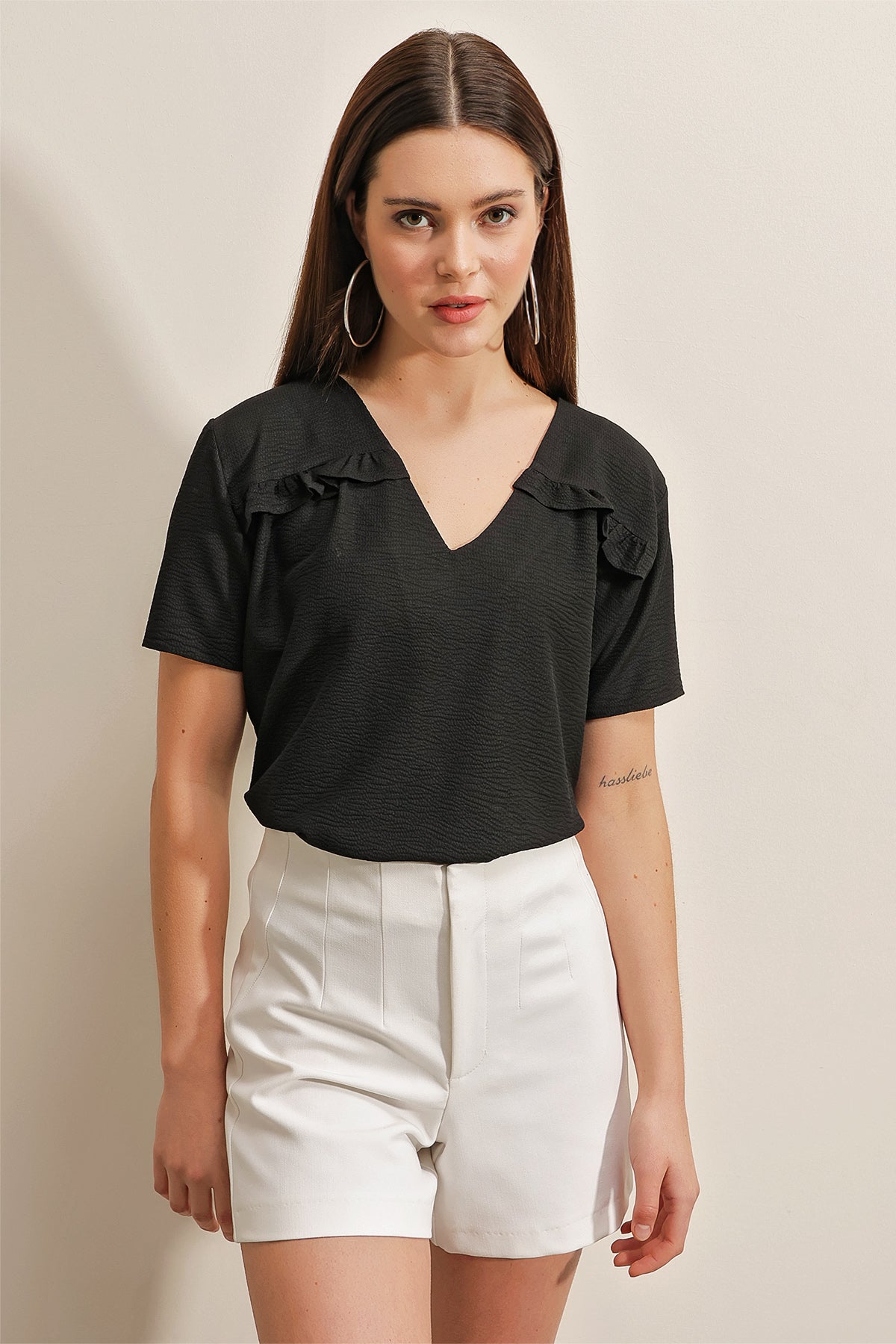 Blouse noire à volants