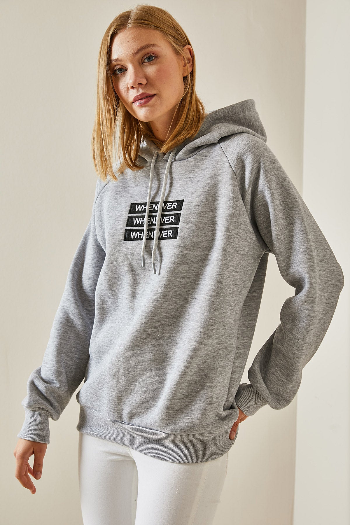 414 - Sweat gris à capuche