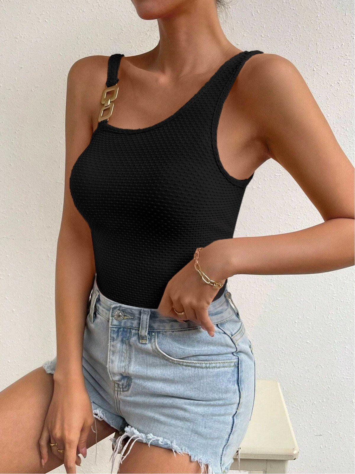 Top noir asymétrique