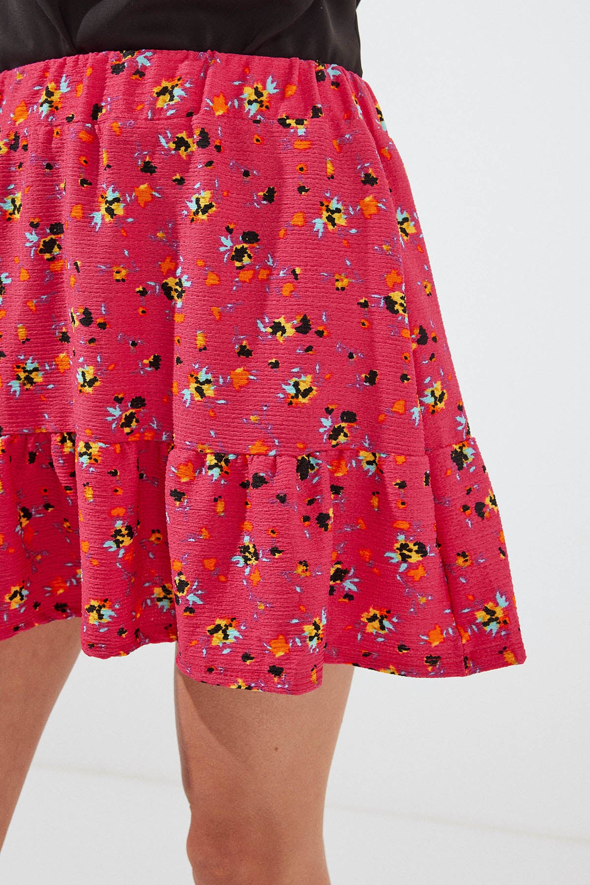 542 - Mini-jupe rouge à motifs