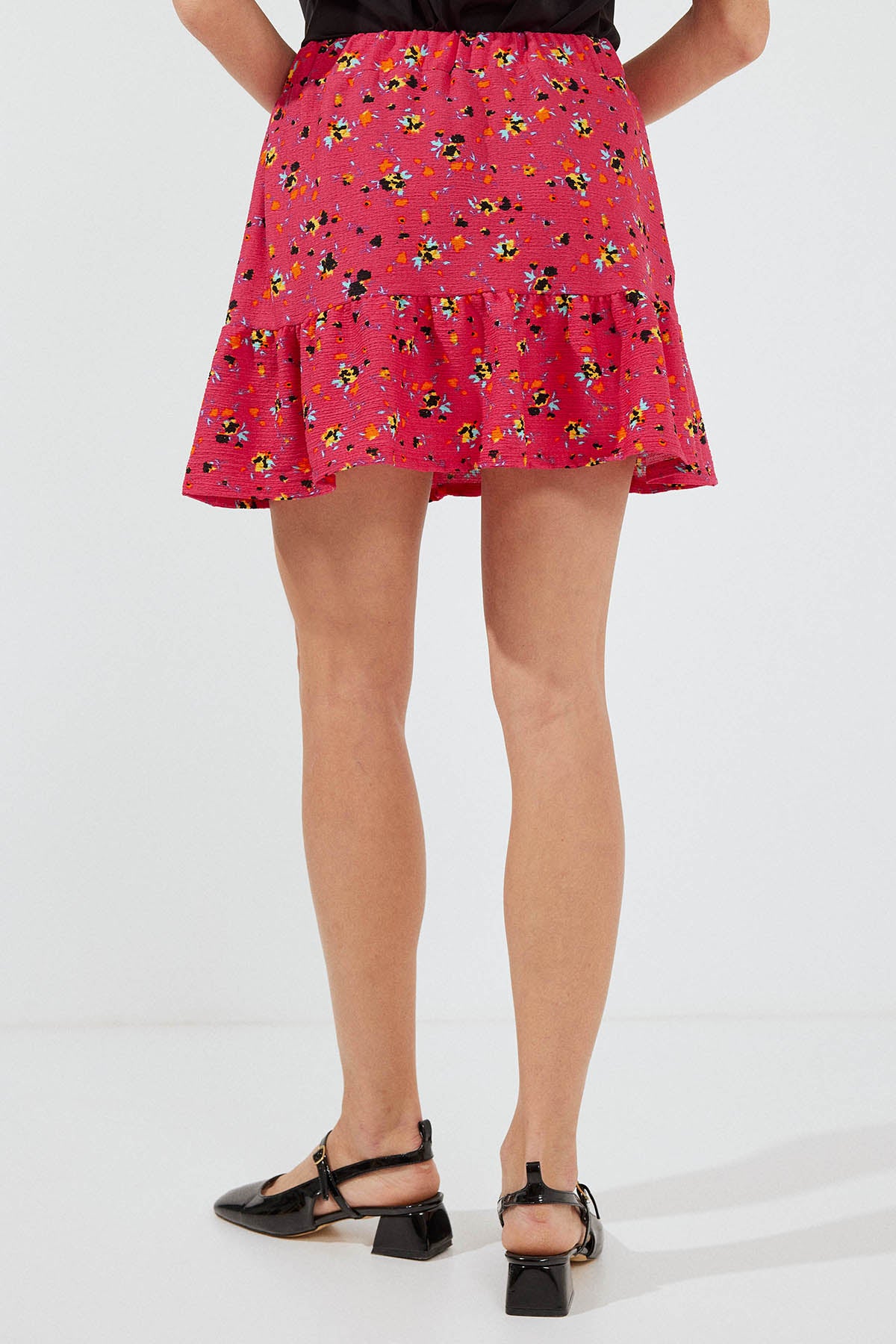 542 - Mini-jupe rouge à motifs