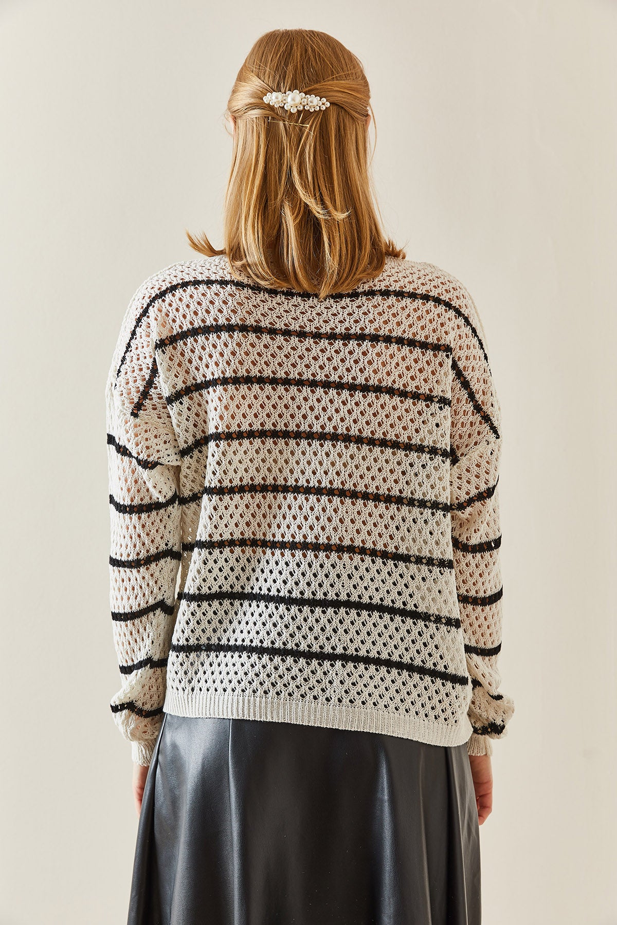 422 - Sweat beige / noir à trous