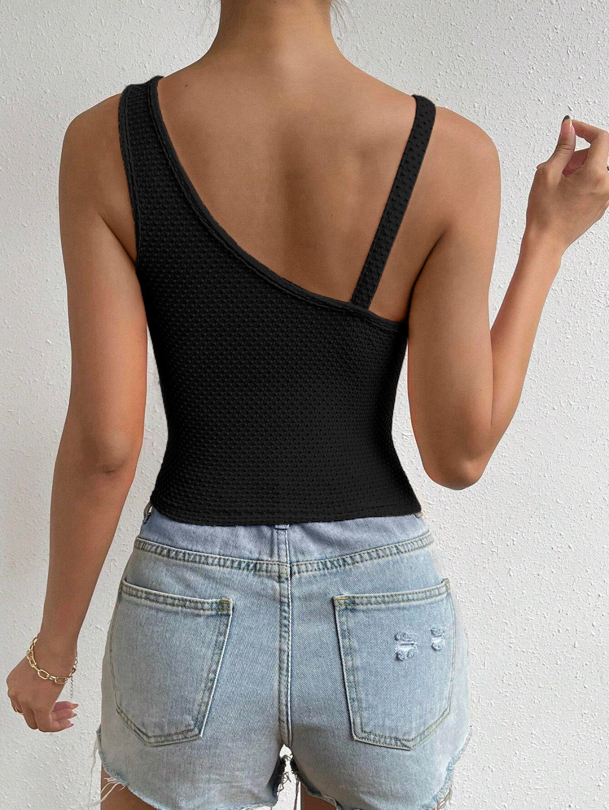 Top noir asymétrique