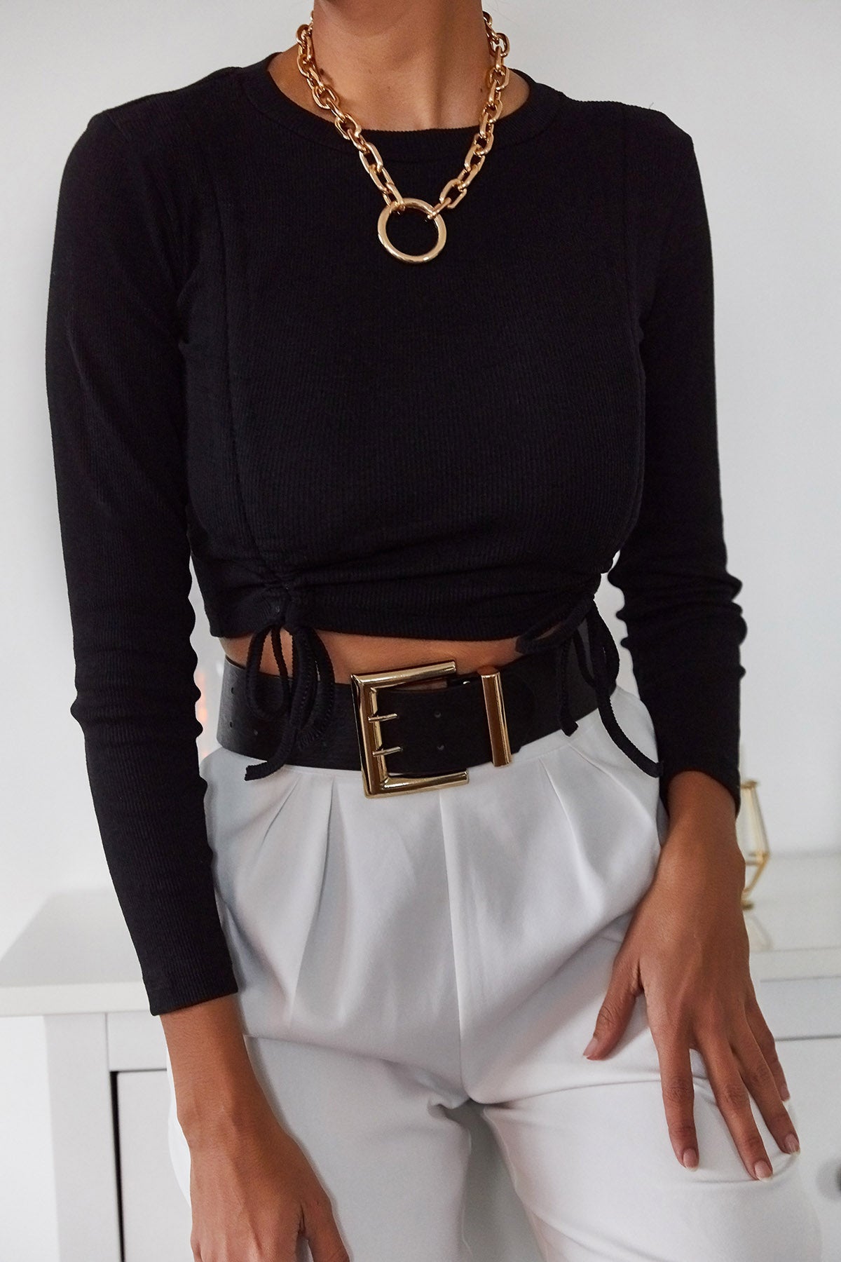 418 - Pull noir court lacets