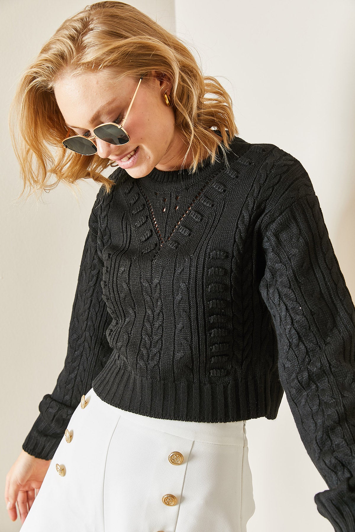 426 - Pull noir mailles crop top