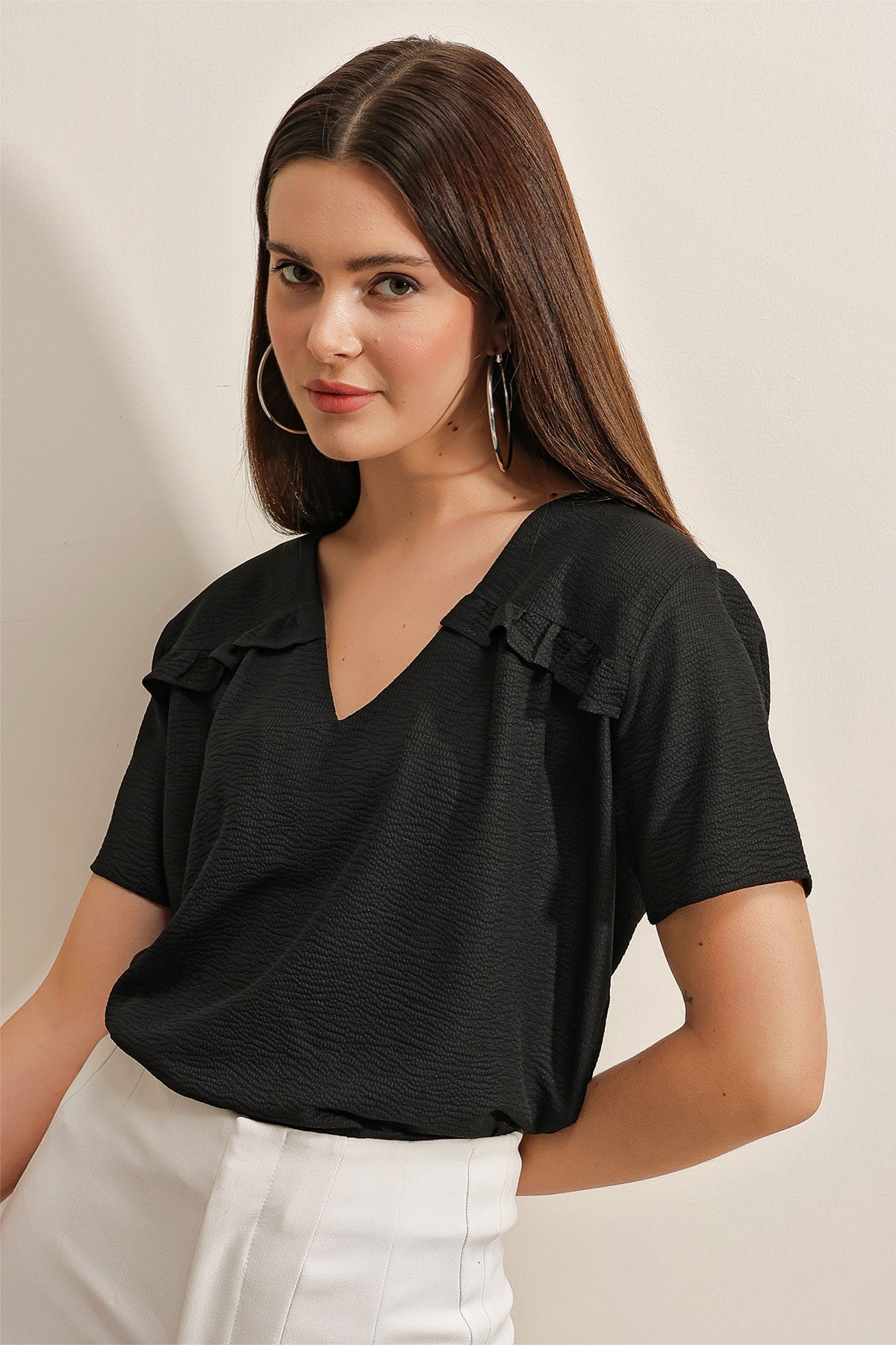 Blouse noire à volants