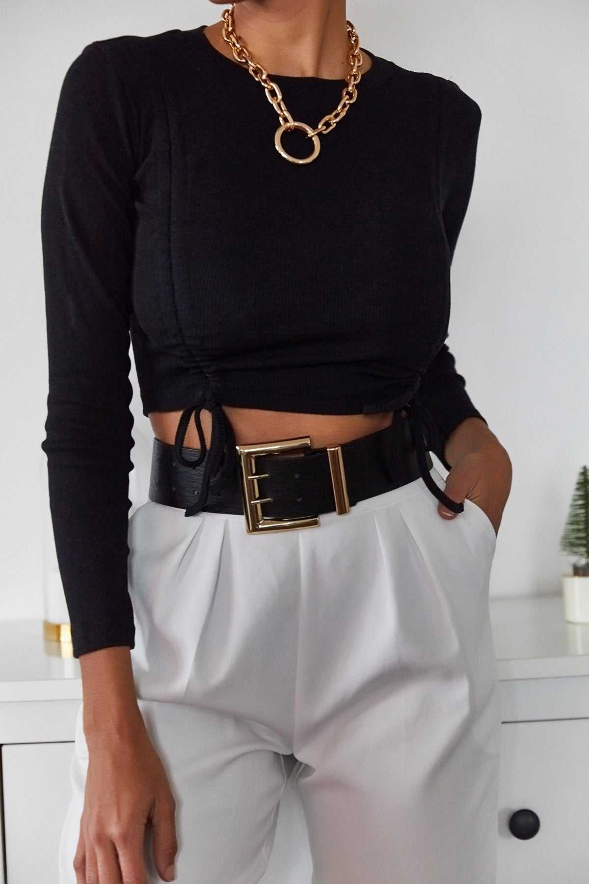 418 - Pull noir court lacets