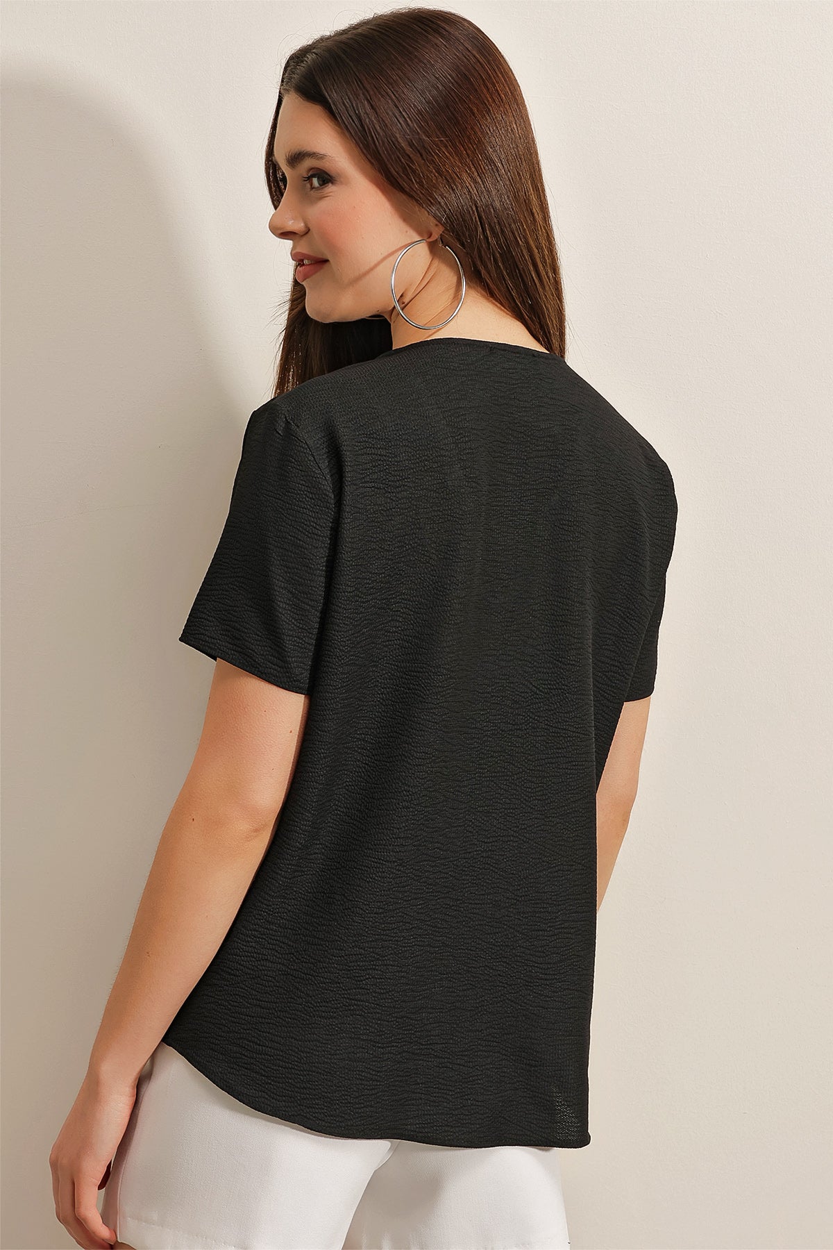 Blouse noire à volants