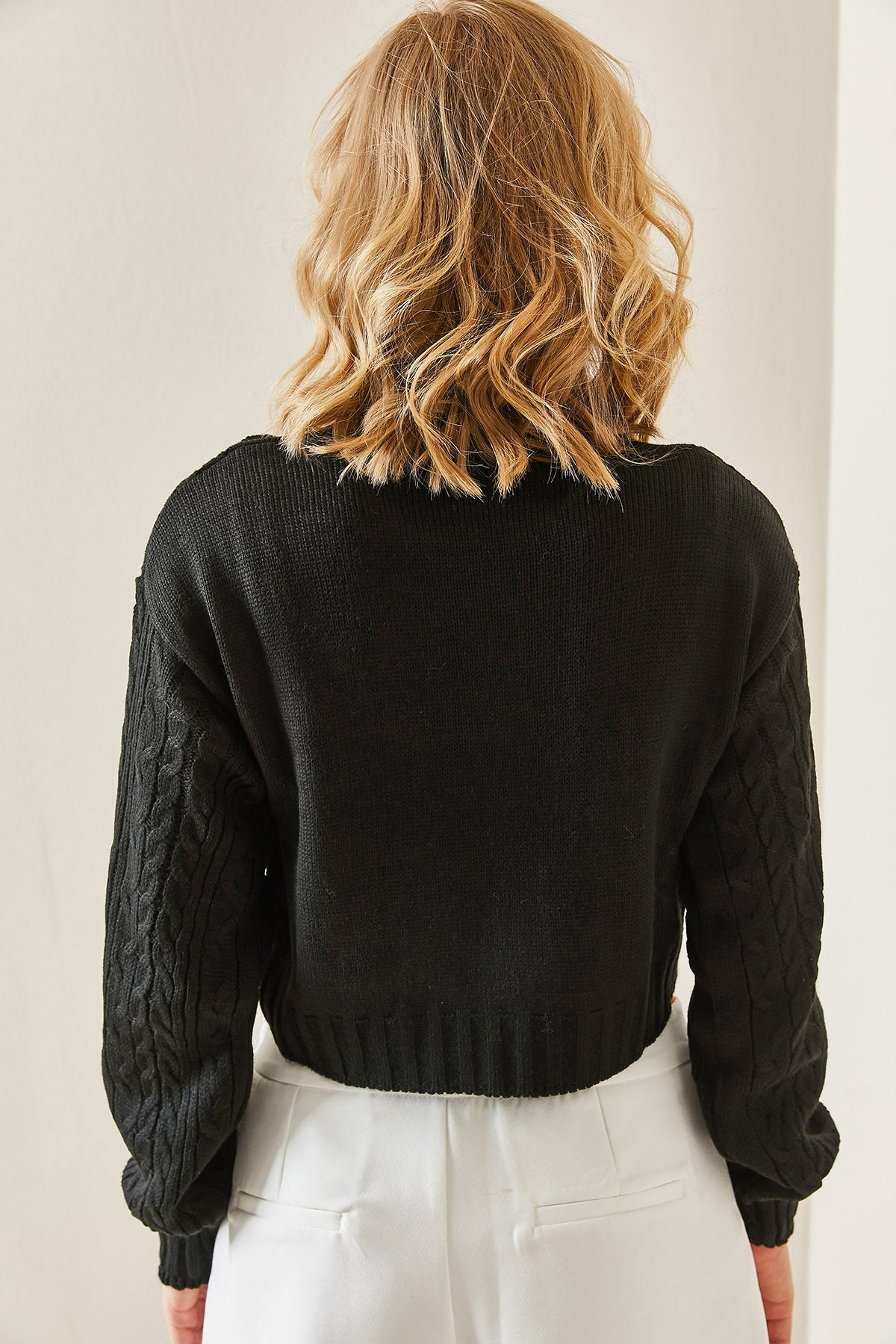 426 - Pull noir mailles crop top