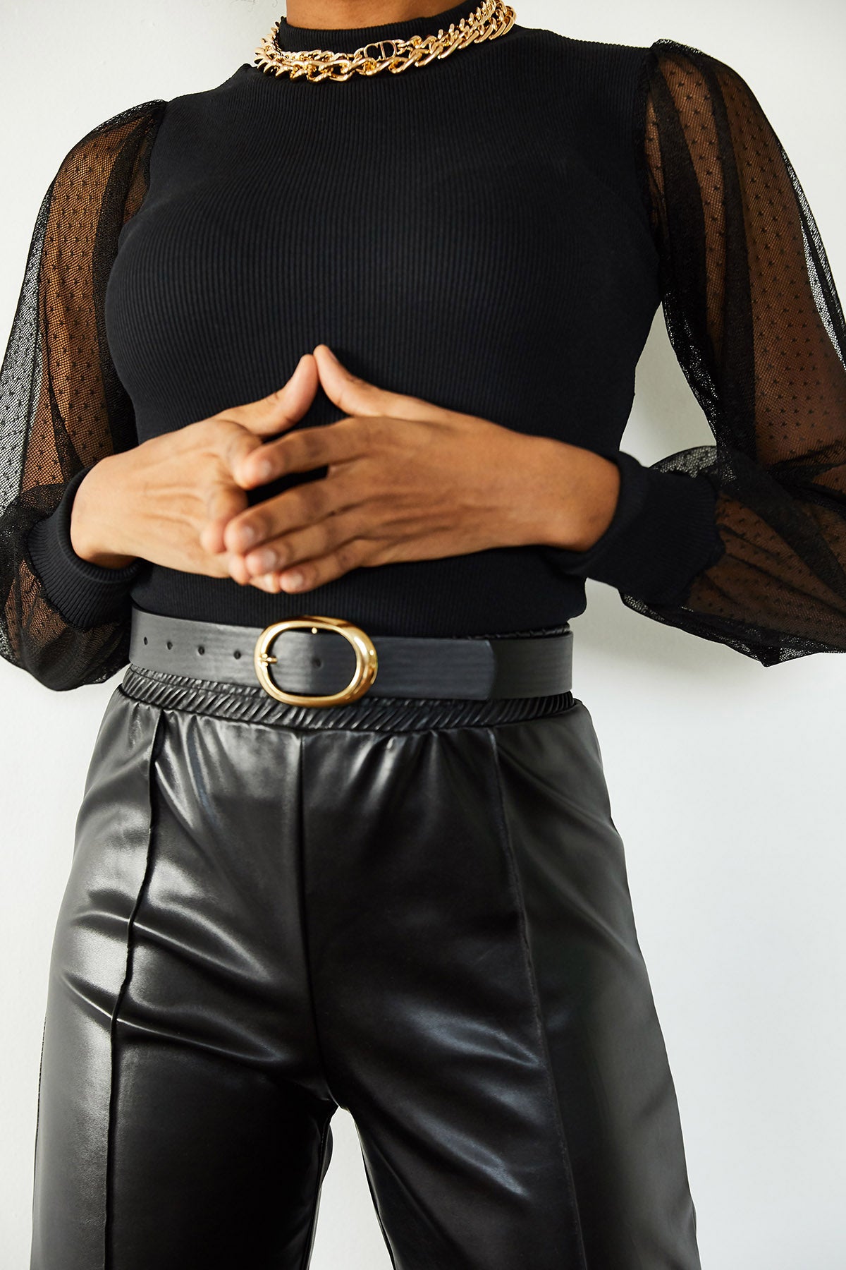 430 - Haut noir avec manches transparentes
