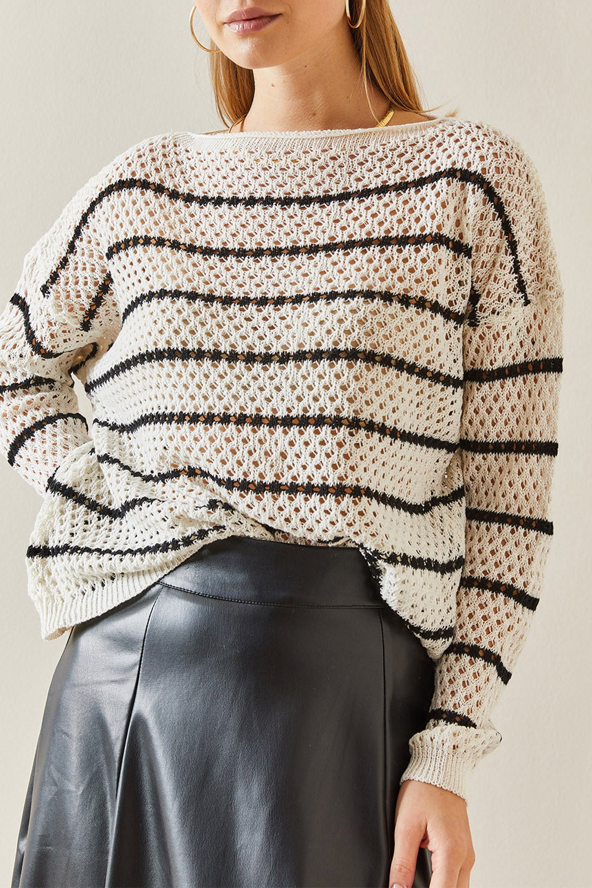 422 - Sweat beige / noir à trous