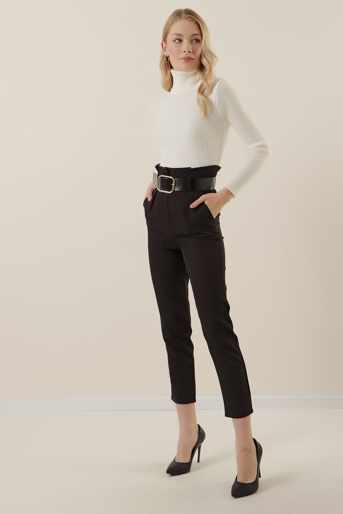 508 - Pantalon noir avec ceinture