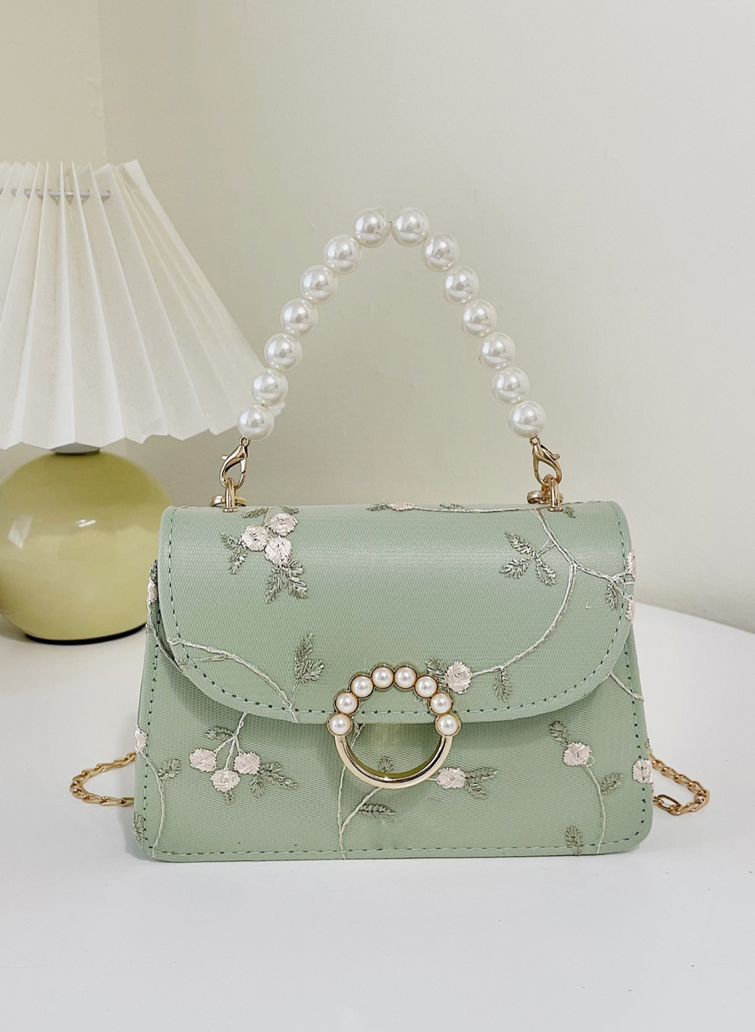 Petit sac brodé avec perles