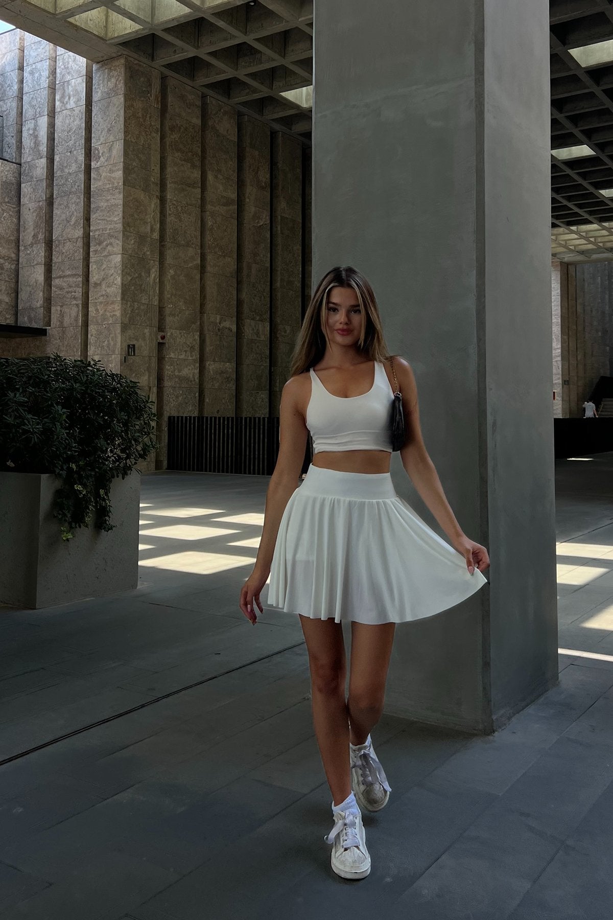 597 - Jupe-short blanche évasée