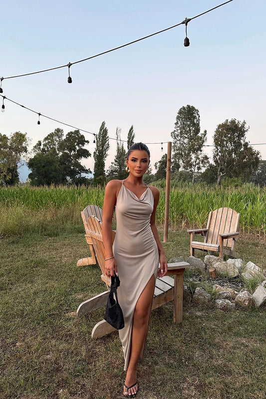 Robe beige fendue