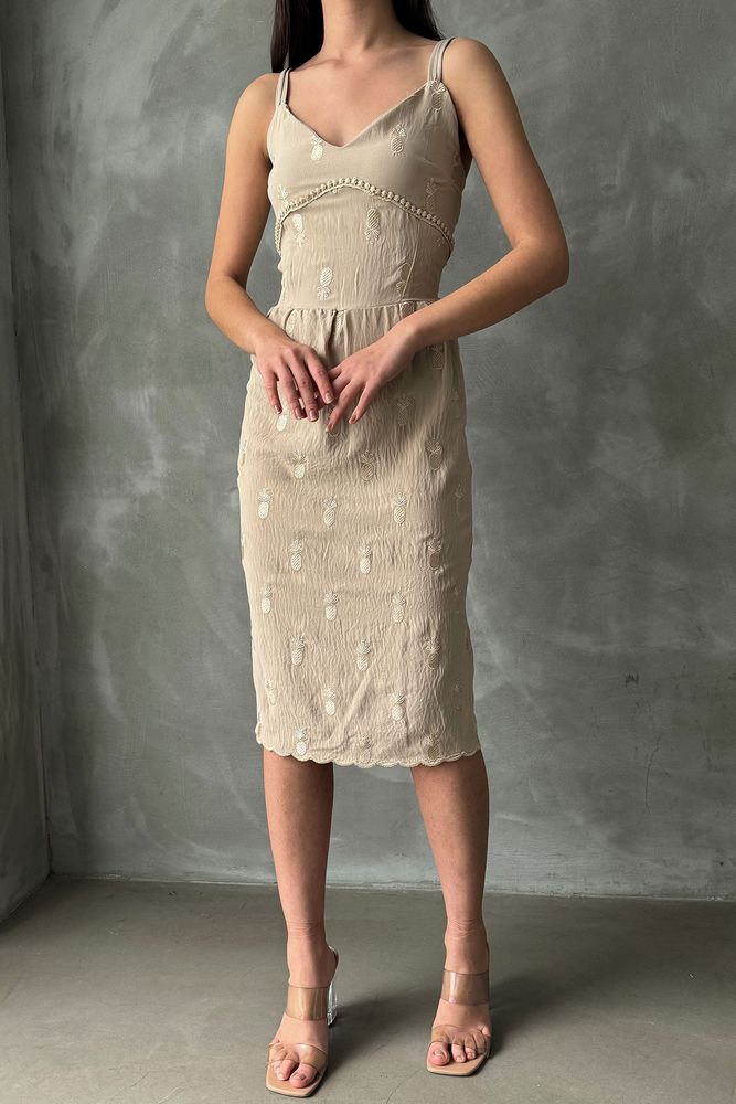 Robe marron brodée