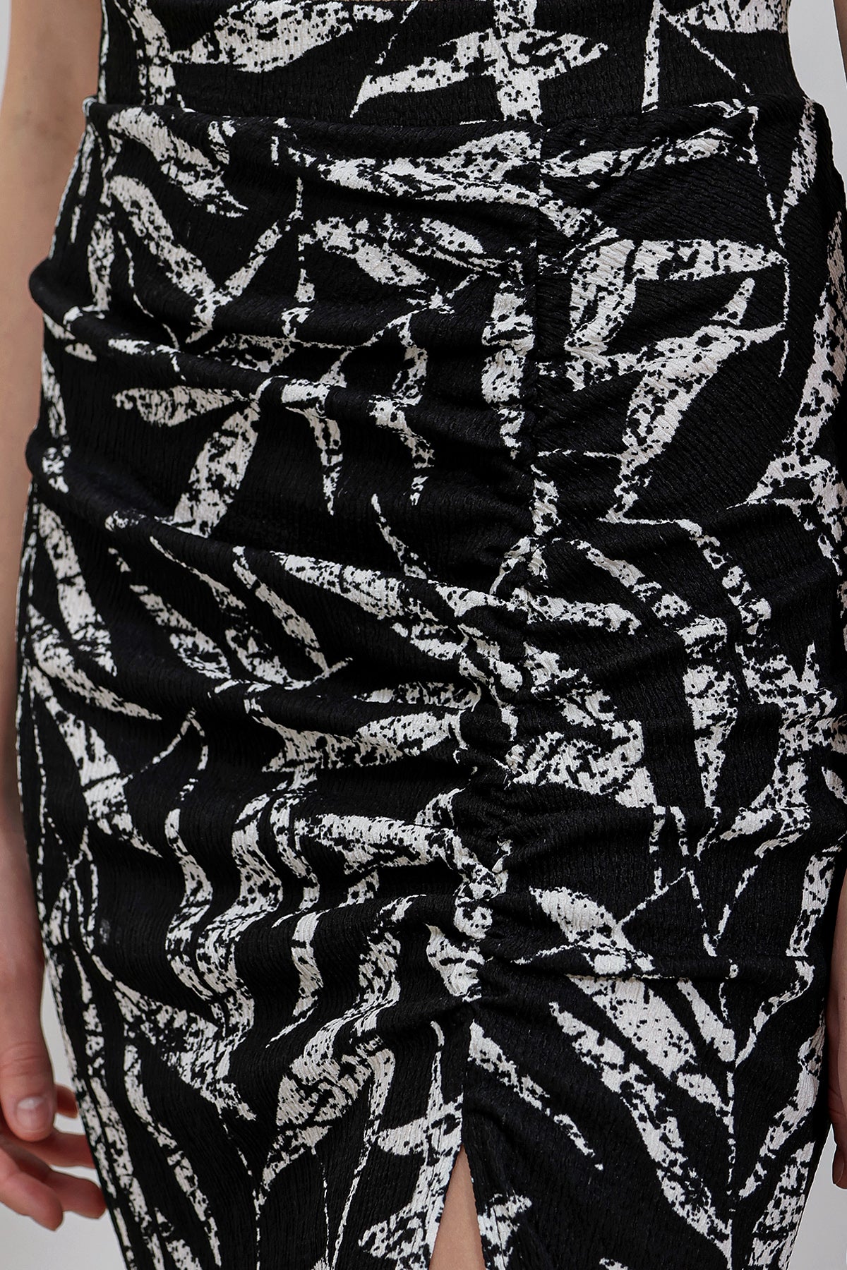 520 - Jupe noire fendue à motifs