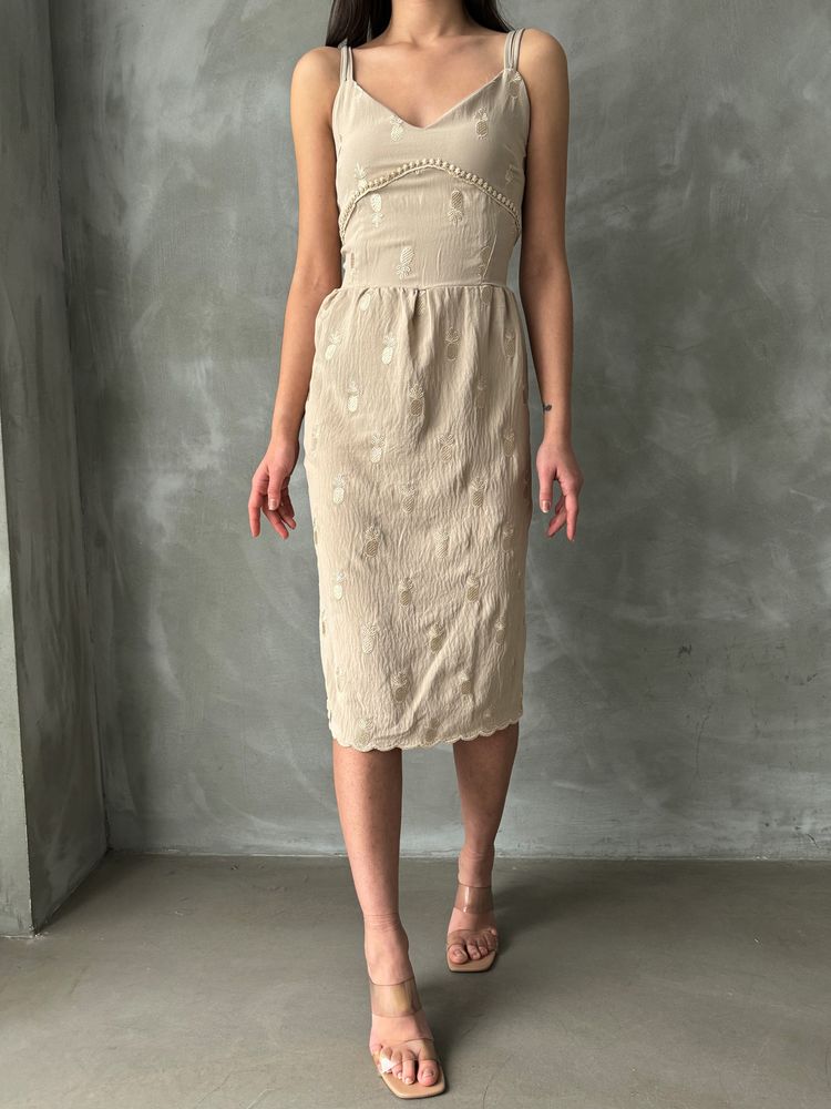 Robe marron brodée