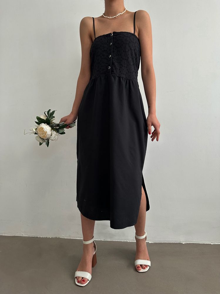 Robe noire à bretelles