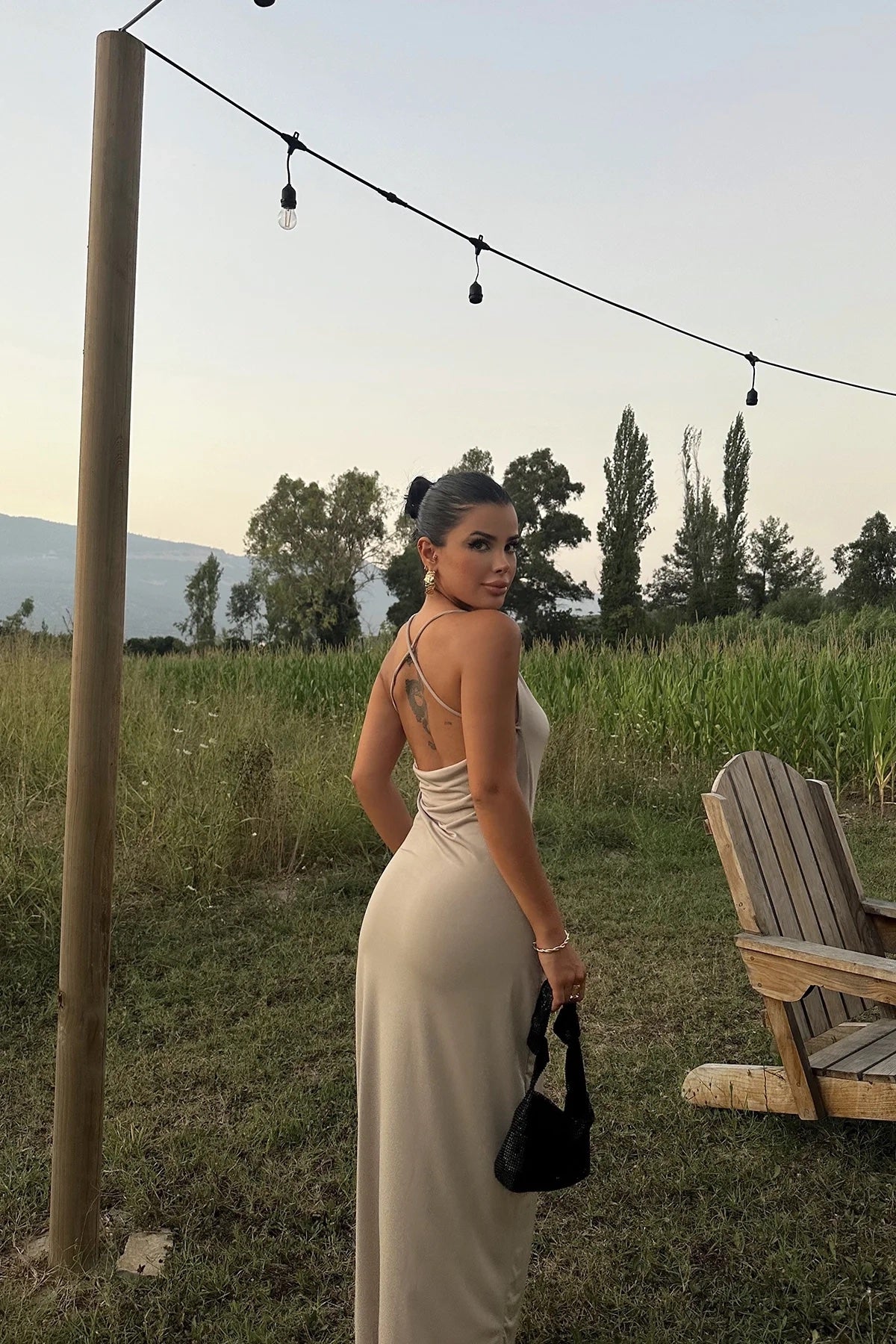 Robe beige fendue