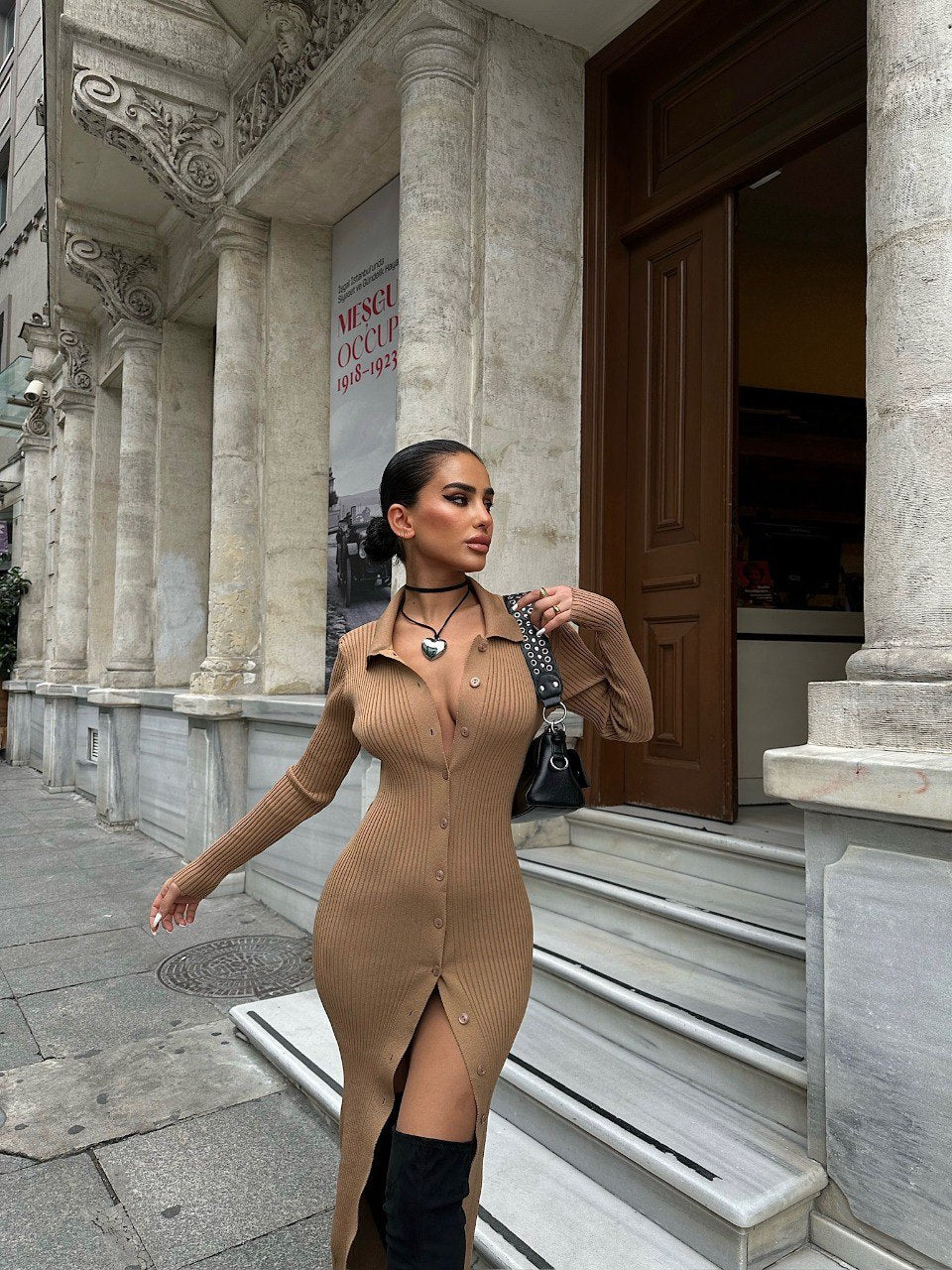444 - Robe en mailles beige