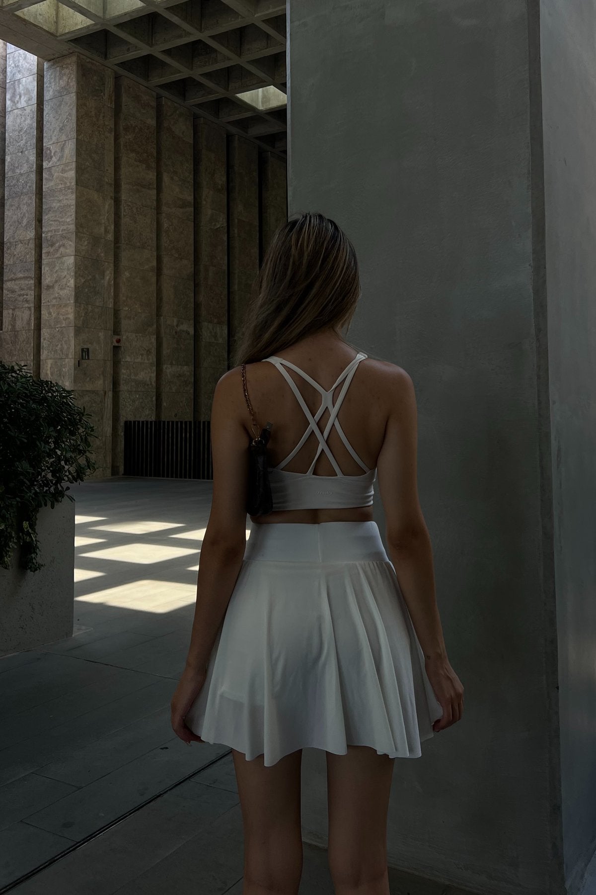 597 - Jupe-short blanche évasée