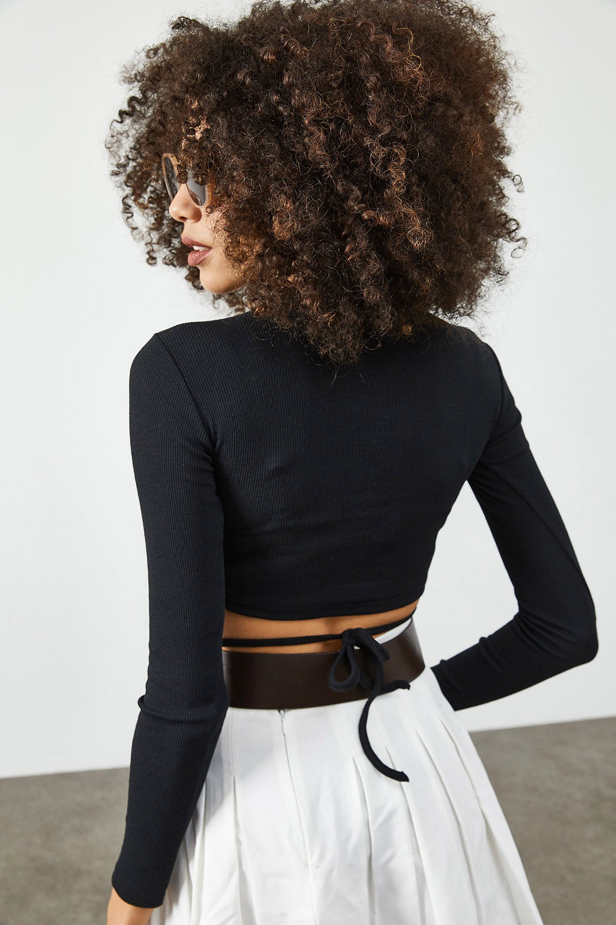 428 - Crop top noir avec lacet