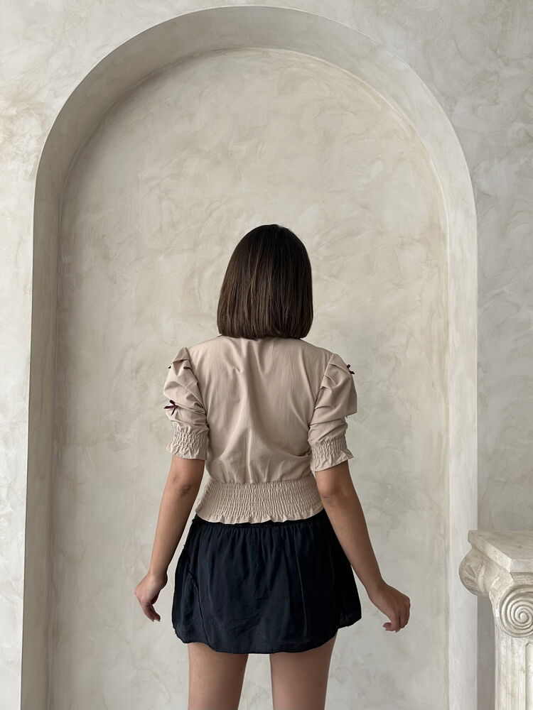 601 - Blouse courte beige noeuds