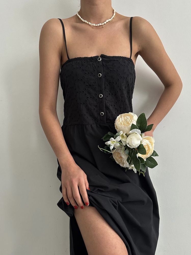 Robe noire à bretelles