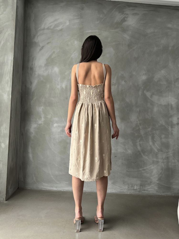 Robe marron brodée