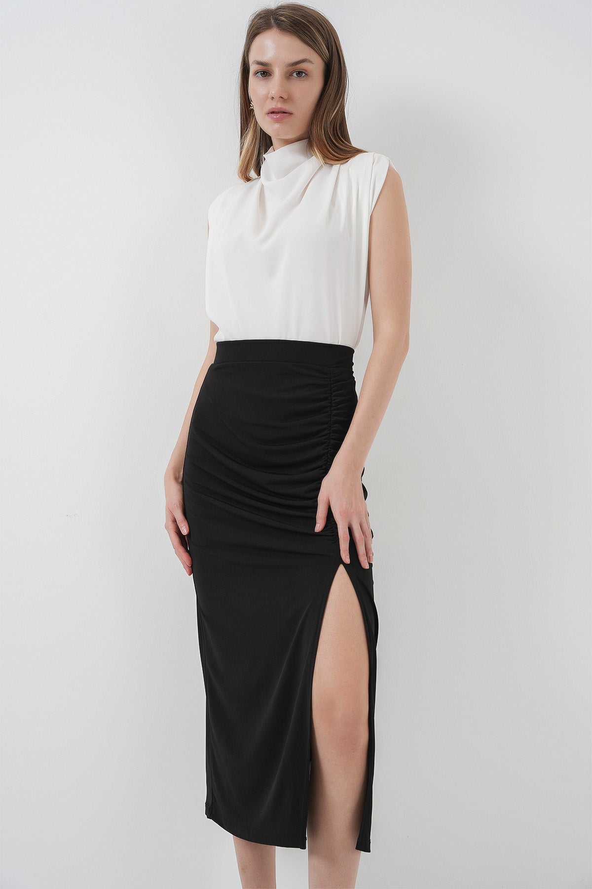 490 - Jupe noire fendue