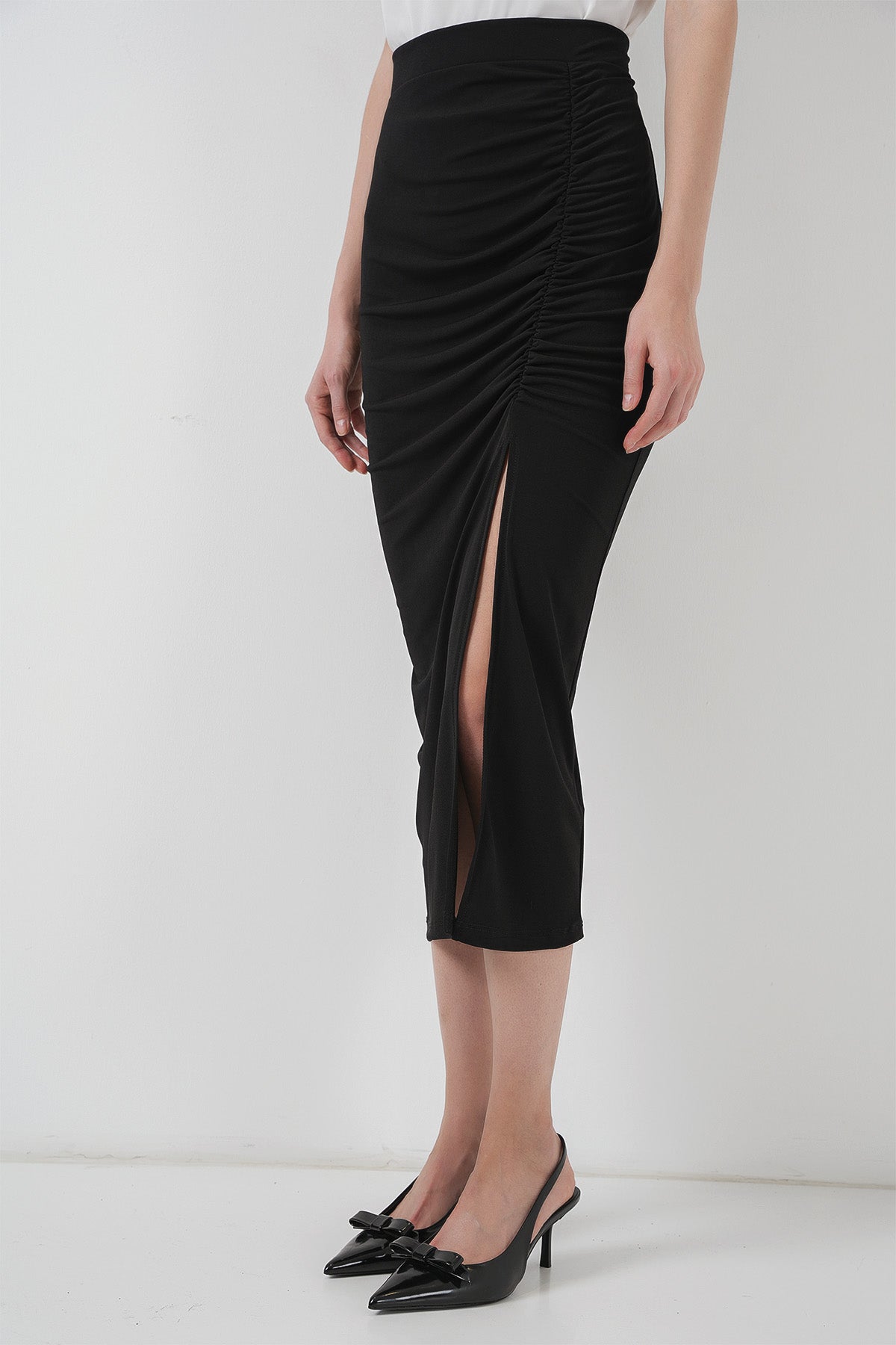 490 - Jupe noire fendue