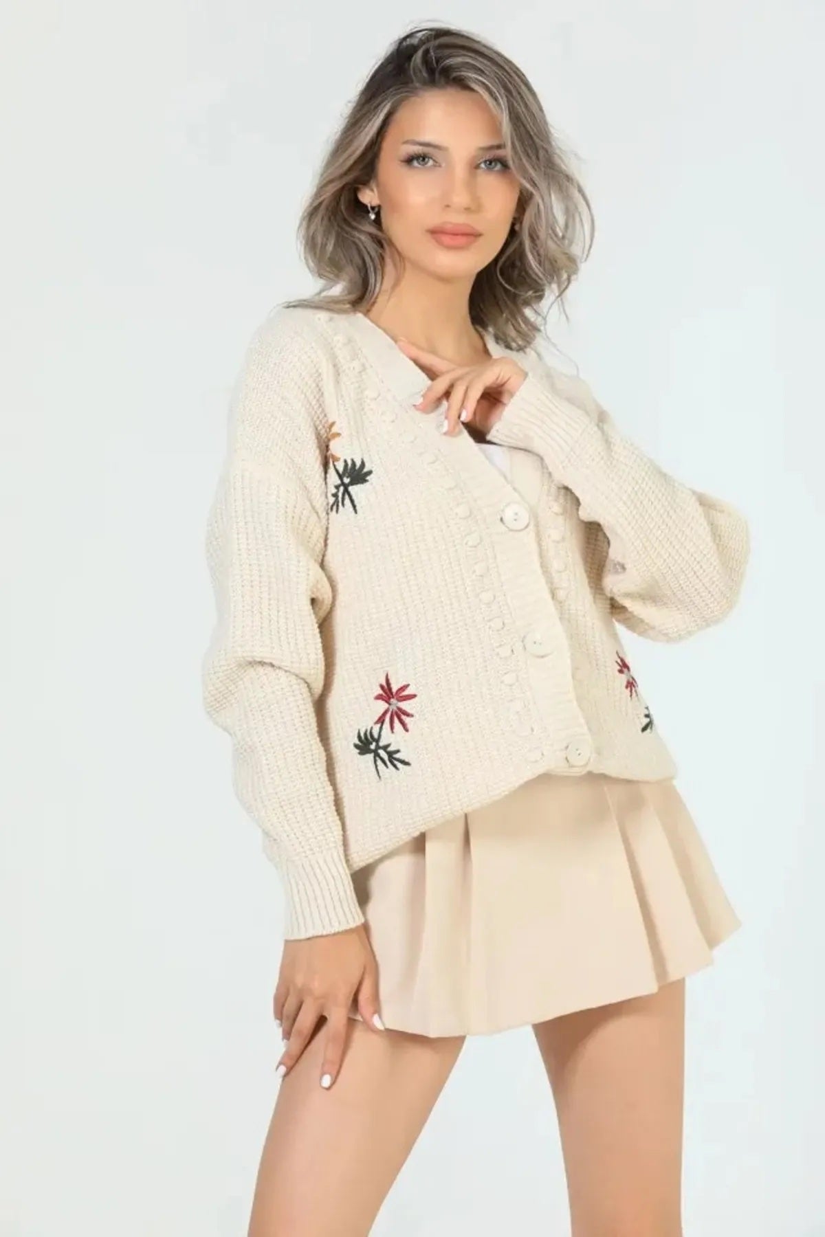 606 - Cardigan tricot brodé