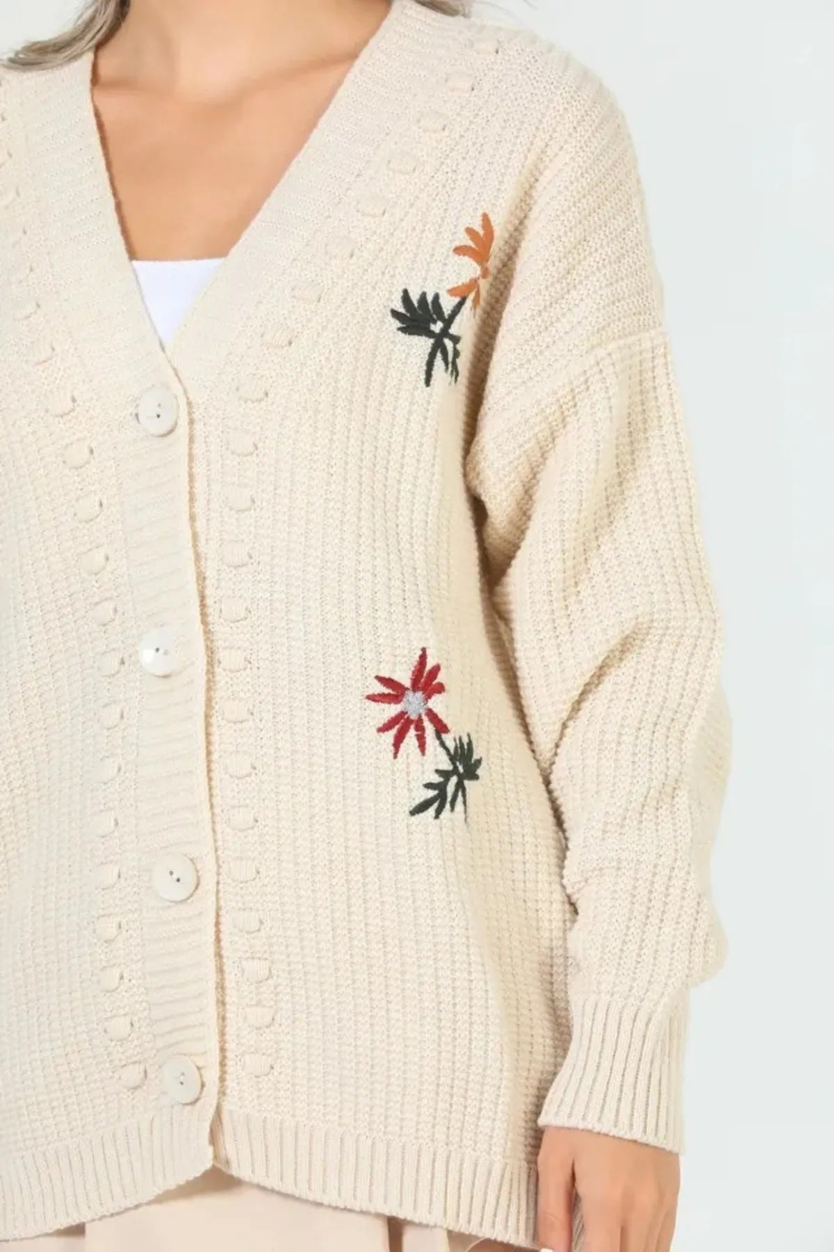 606 - Cardigan tricot brodé