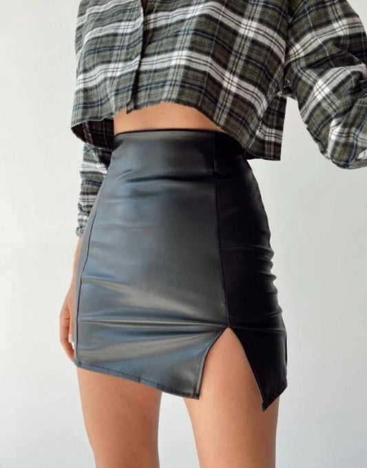 556 - Jupe effet simili cuir noire