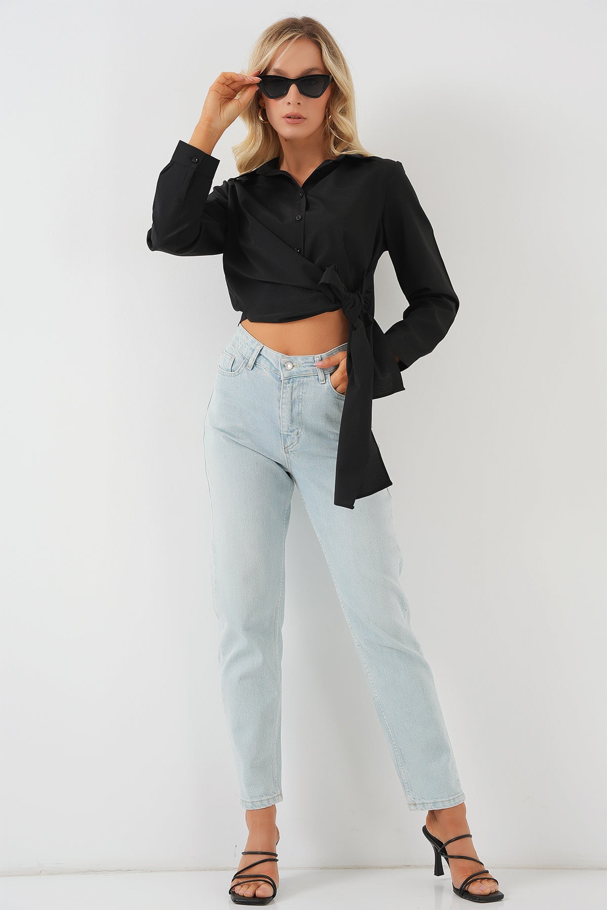 499 - Chemise noire à nouer