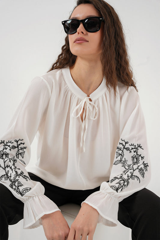 513 - Blouse brodée écrue