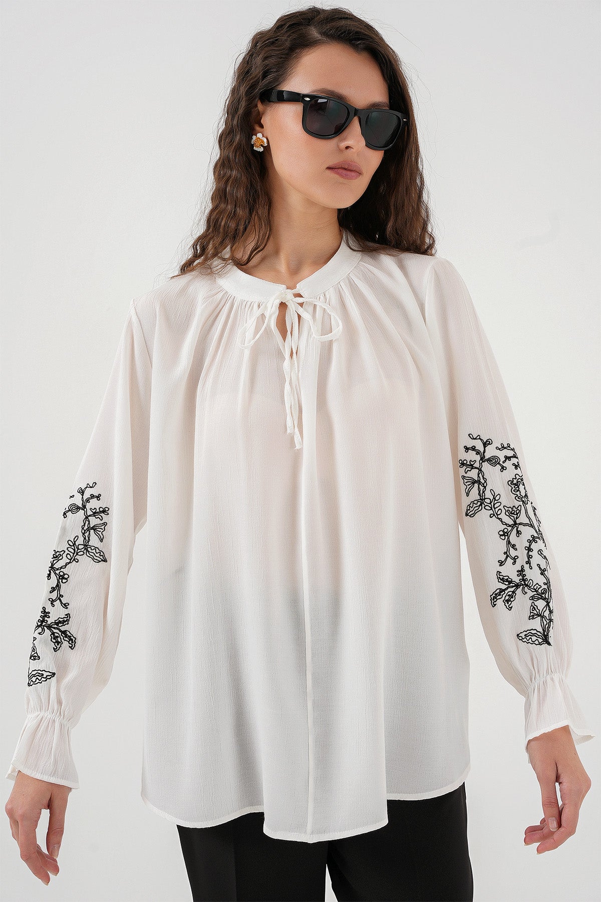 513 - Blouse brodée écrue