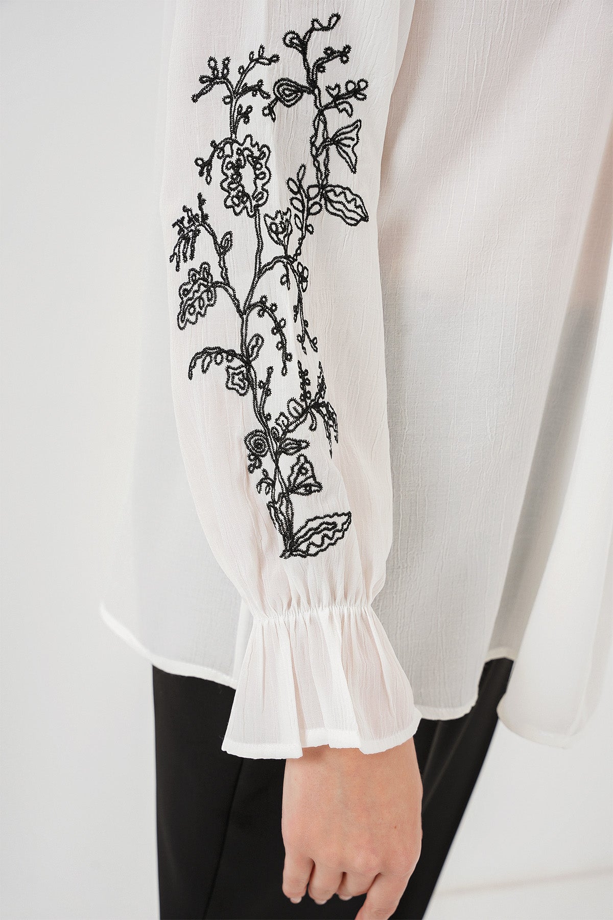 513 - Blouse brodée écrue