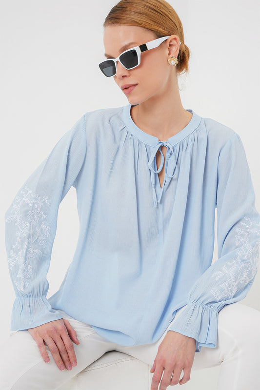 512 - Blouse brodée bleu