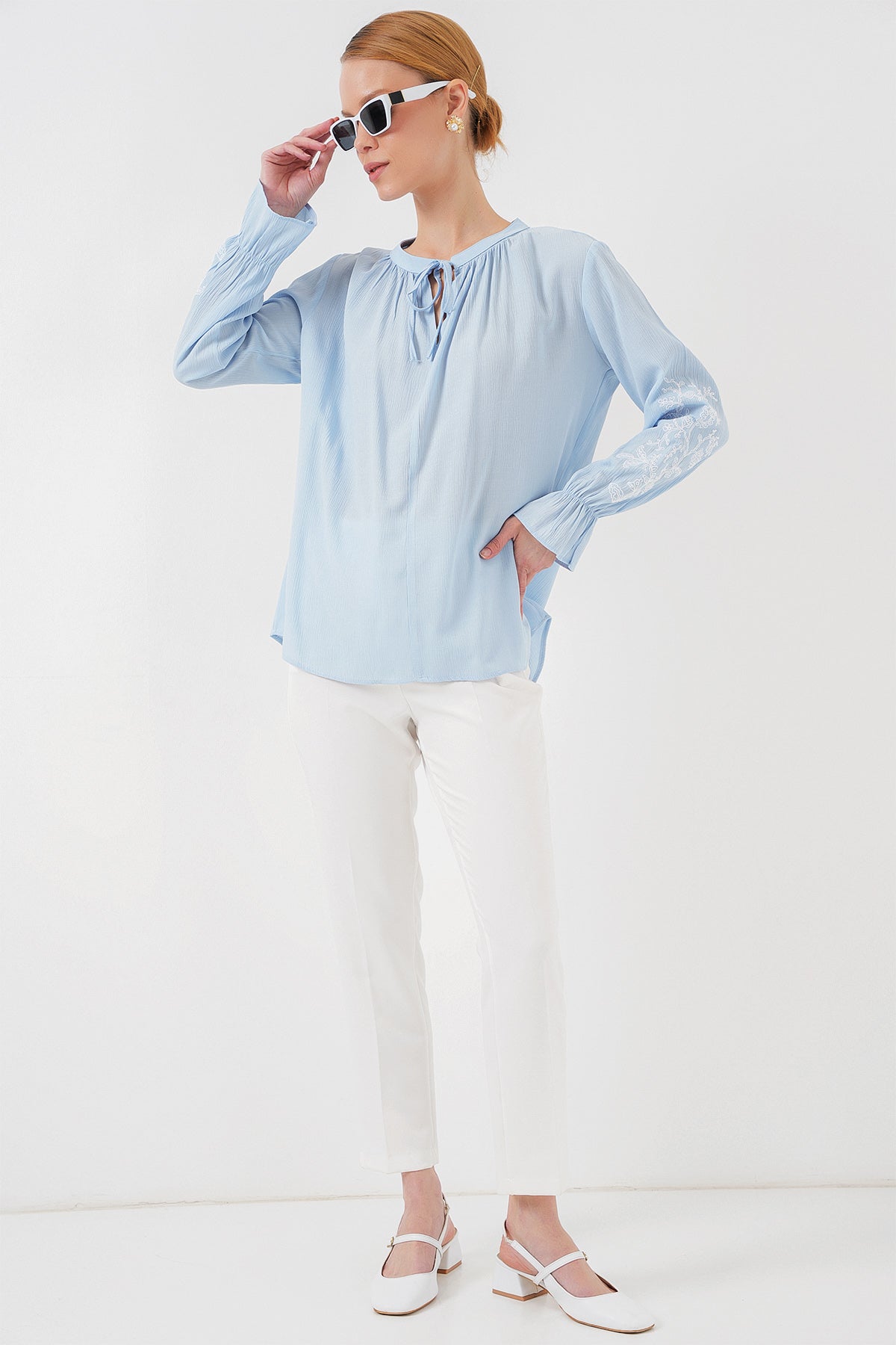 512 - Blouse brodée bleu