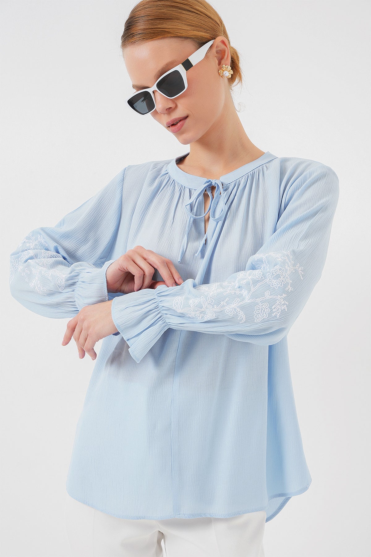 512 - Blouse brodée bleu