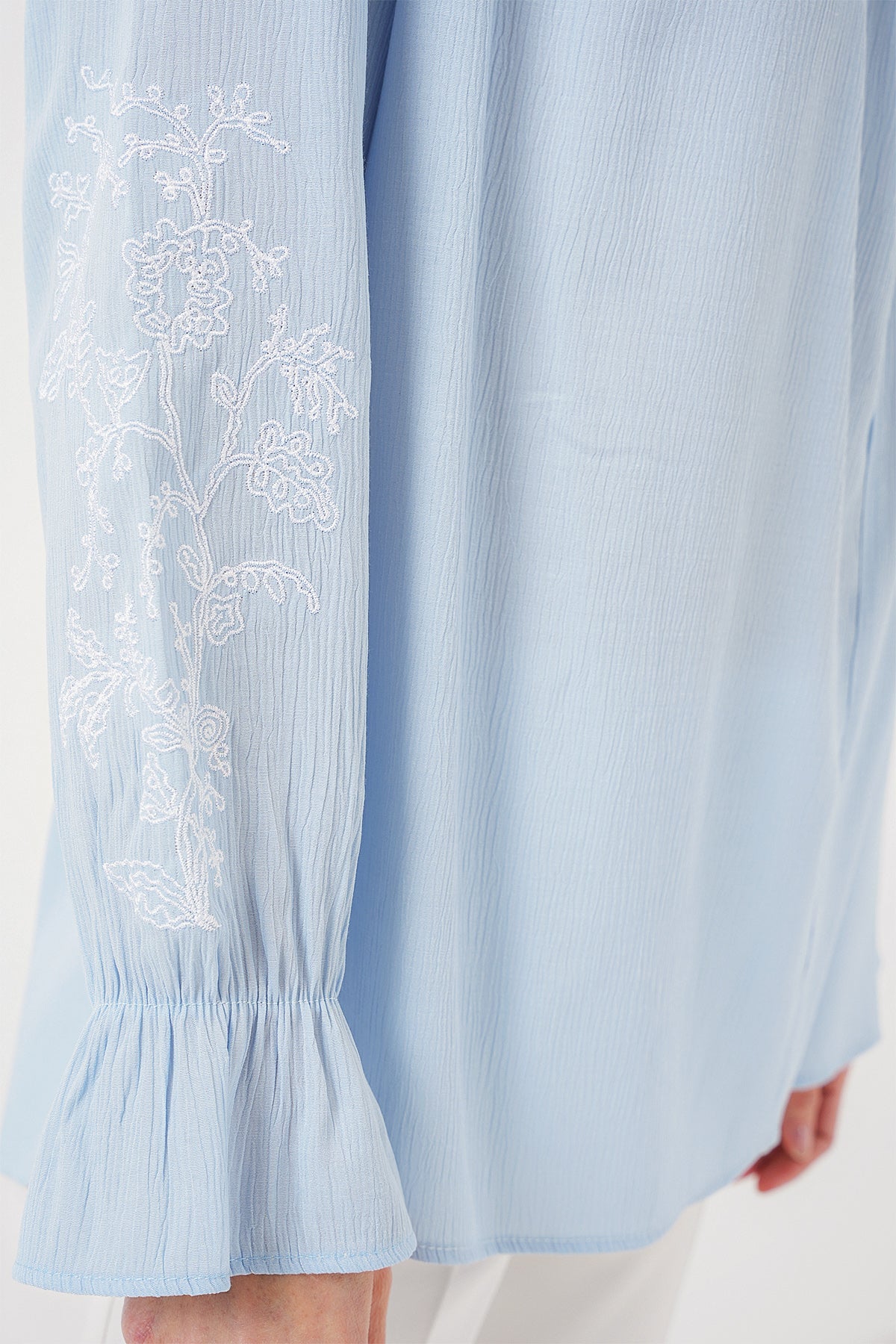 512 - Blouse brodée bleu
