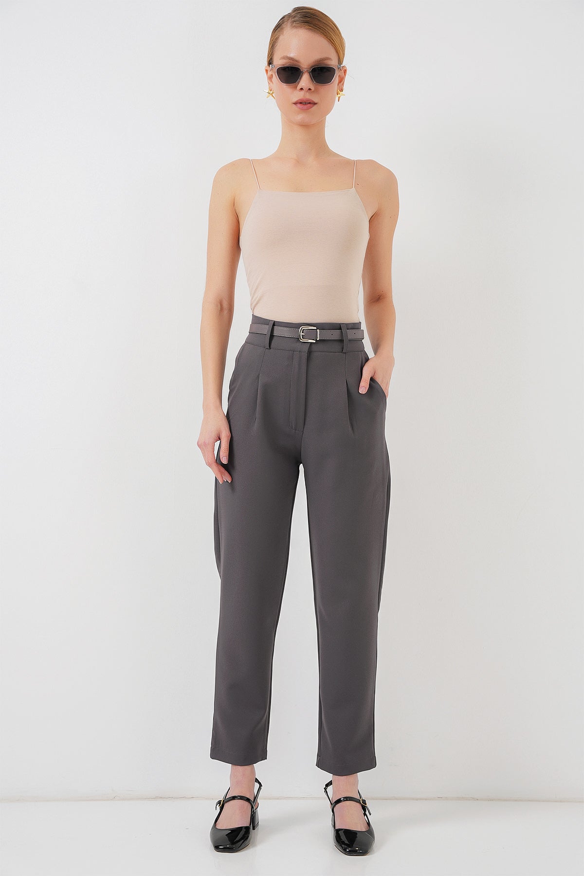 504 - Pantalon gris avec ceinture
