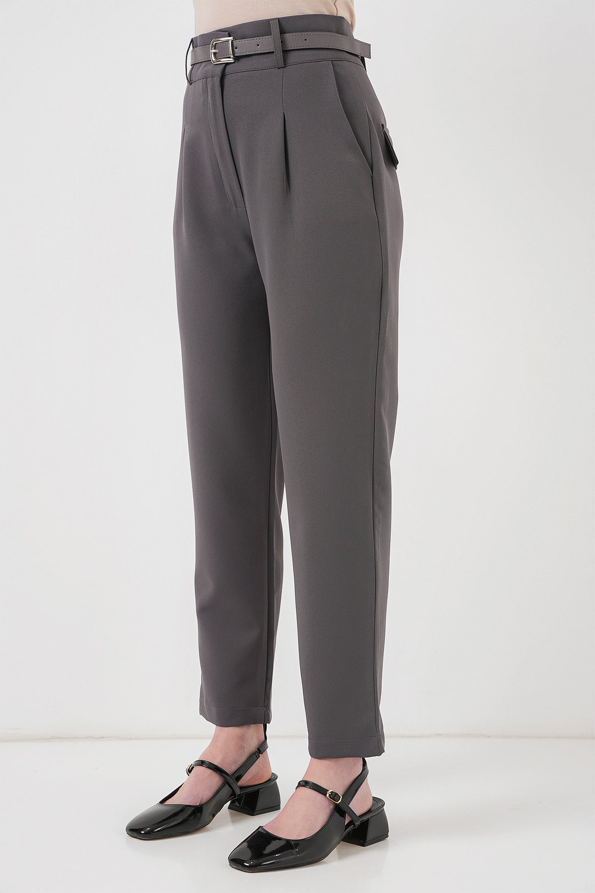504 - Pantalon gris avec ceinture