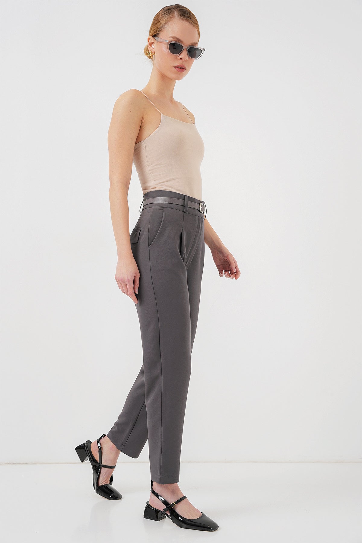 504 - Pantalon gris avec ceinture