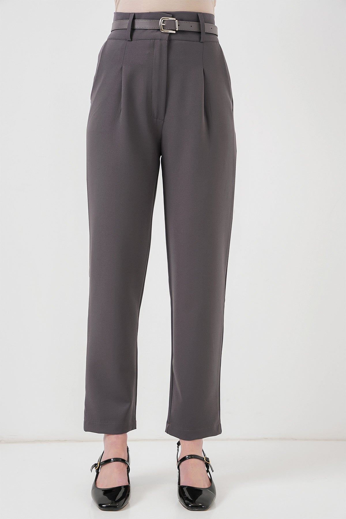 504 - Pantalon gris avec ceinture