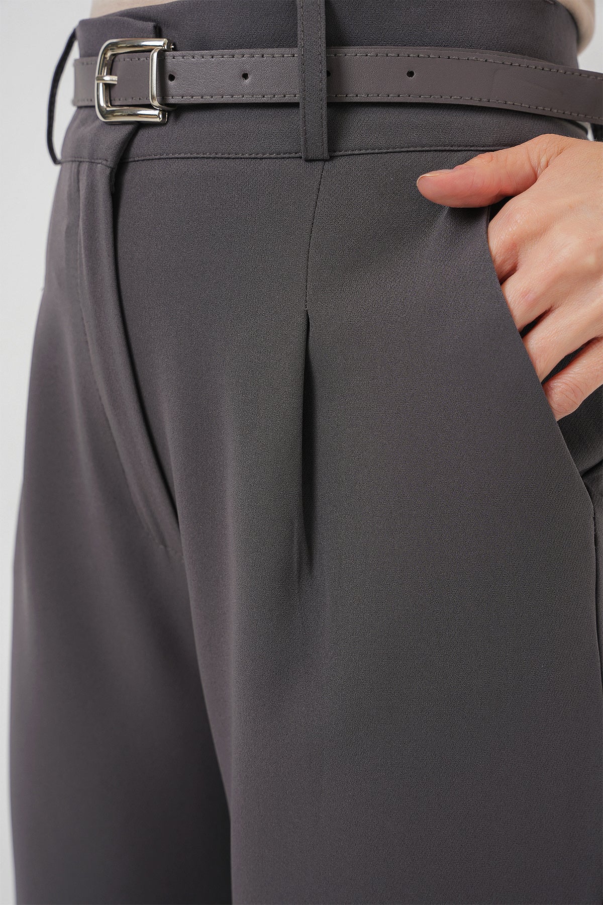 504 - Pantalon gris avec ceinture