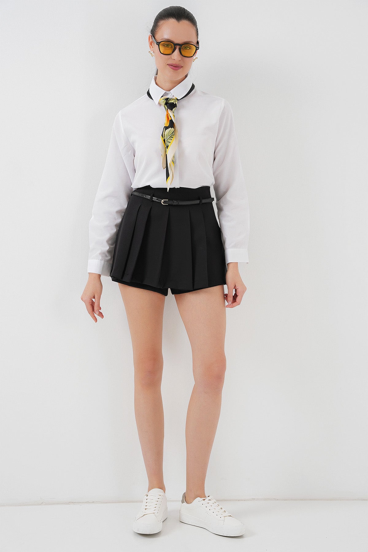 514 - Mini jupe short noire