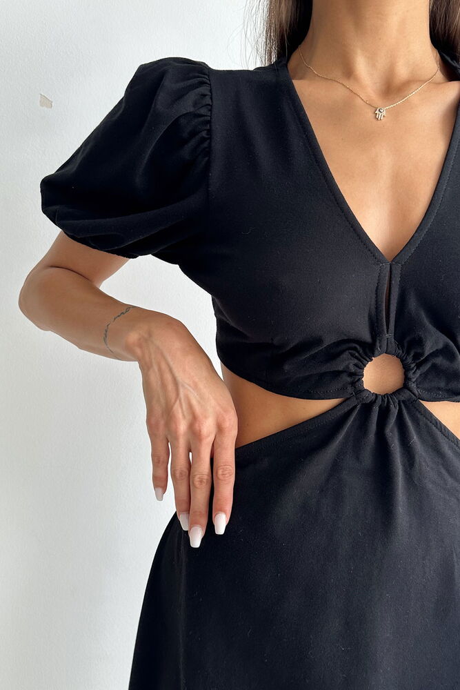 607 - Robe noire ouverte